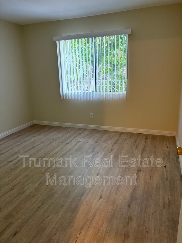 Foto del edificio - 2421 Montrose Ave