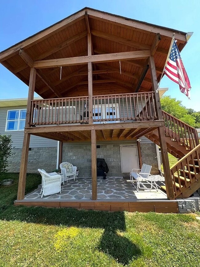 Building Photo - Stunning 3-Bedroom Home with Deck, Patio & Large Yard in Kodak, TN