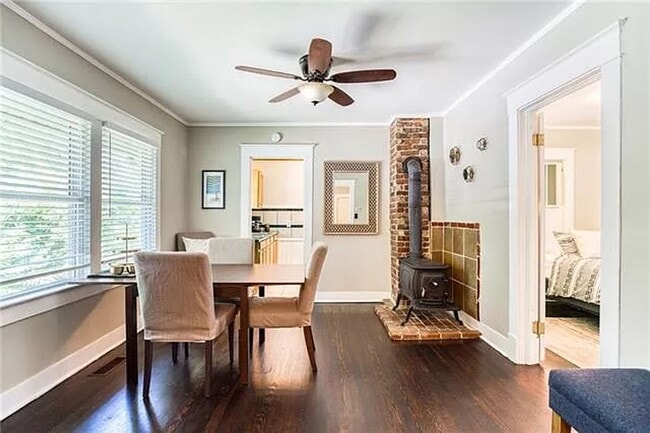 Building Photo - Charming West Plaza Bungalow