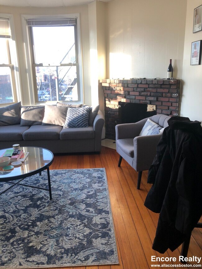 Building Photo - 879 Beacon St