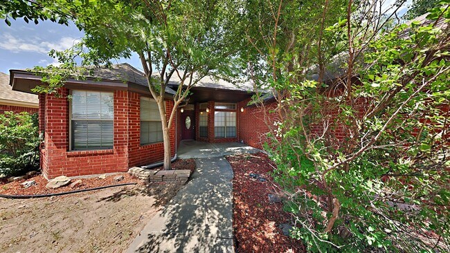 Foto del edificio - Beautiful 3 Bed 2 Bath Home in Moore Schools