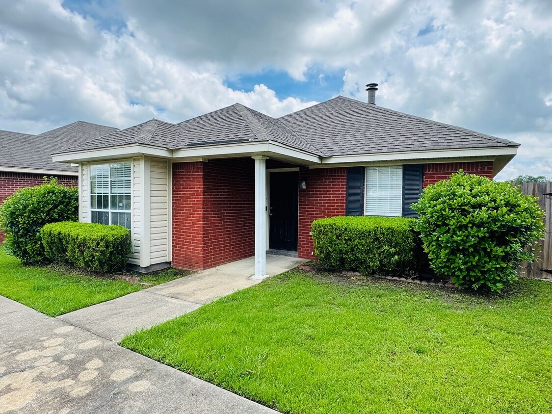 Primary Photo - Your new home is just a putt away with thi...