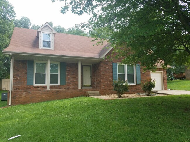 Foto del edificio - Exit 8! Rossview School. 4 Bed/2 Bath over...