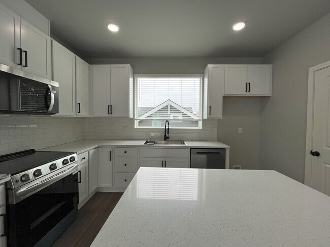 Building Photo - Stylish 2-Bedroom Home with Stainless Stee...