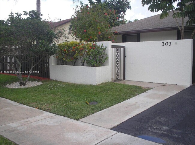 Building Photo - 303 SW 28th Ave