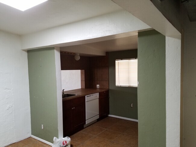 Kitchen overlooking living room - 811 N Seminole Ave