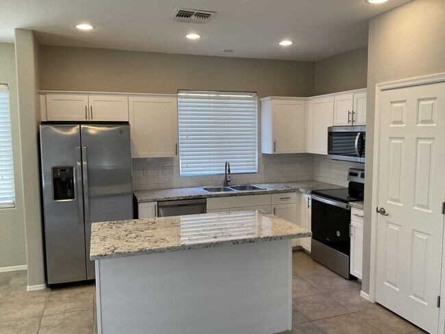 Building Photo - 4069 S Vineyard Ave