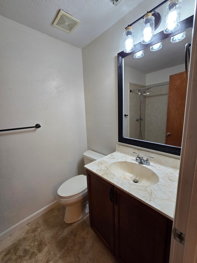 Building Photo - 400 Tanglewood Dr