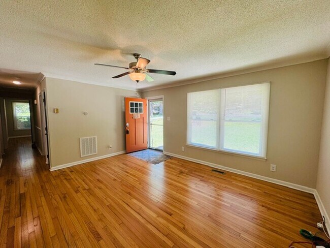 Foto del edificio - Remodeled ranch with fenced in yard!