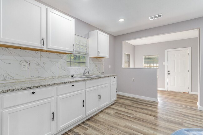 Foto del edificio - 4-Bedroom, 2-Bath Home in South Dallas with Convenient Access to Major Highways and City Amenities