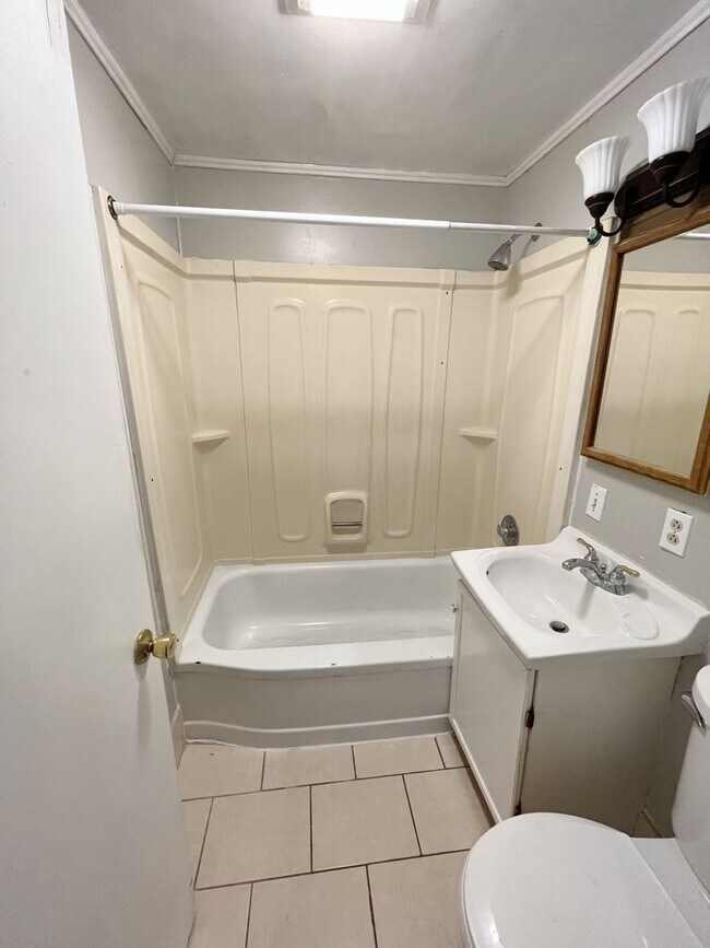Building Photo - 4 Bedroom, 2.5 Bathroom House!
