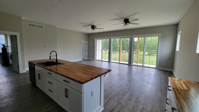Kitchen/living room - 4530 Buckeye Run Rd