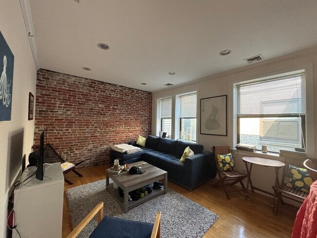 Building Photo - 454 Hanover St