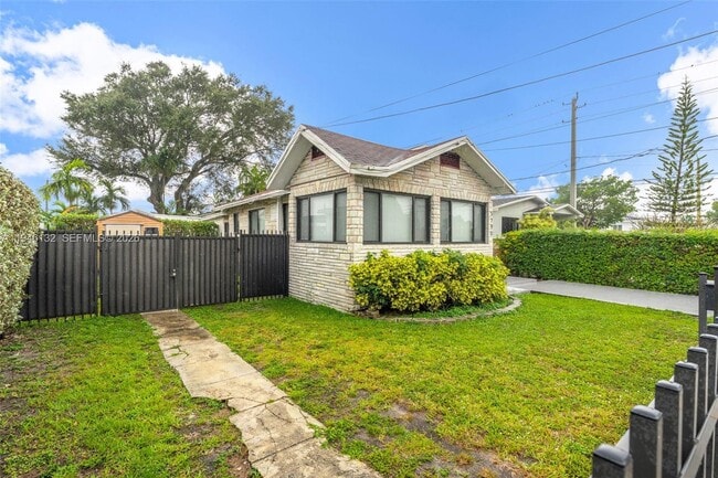 Foto del edificio - 5790 SW 5th St