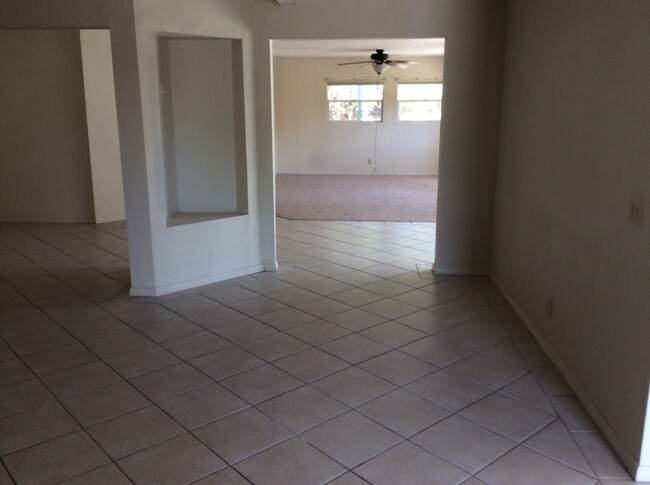 Foto del edificio - East Ventura spacious 4 bedrooms with one ...