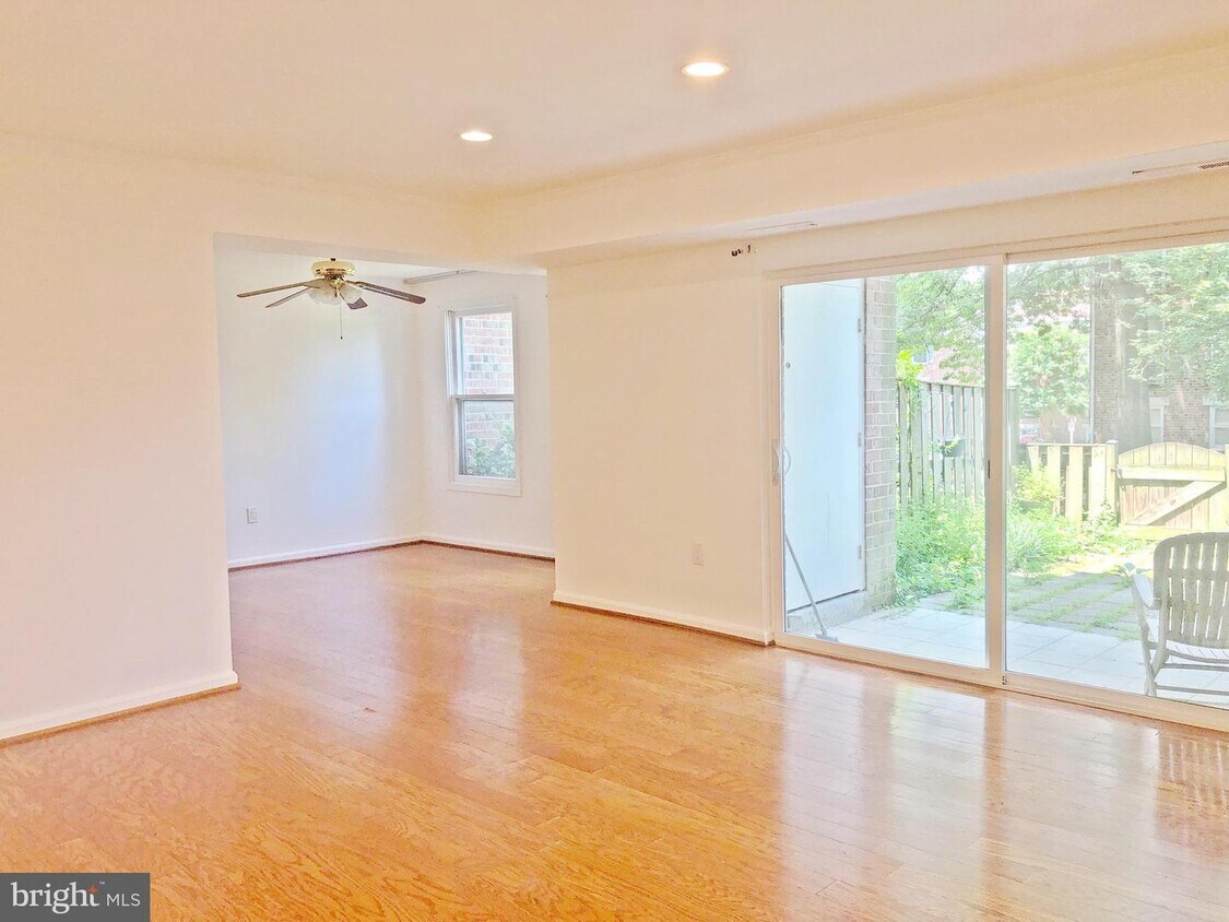 Foto principal - 816 Quince Orchard Blvd