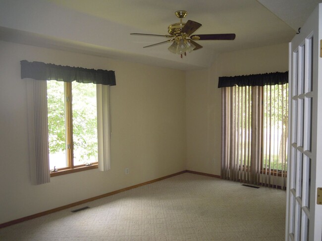 Building Photo - 2000+ sq ft, 3-4 bed, 2 bath, 2 car garage...