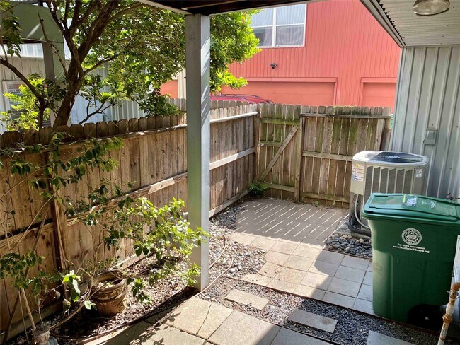 Foto del edificio - 823 Robin St