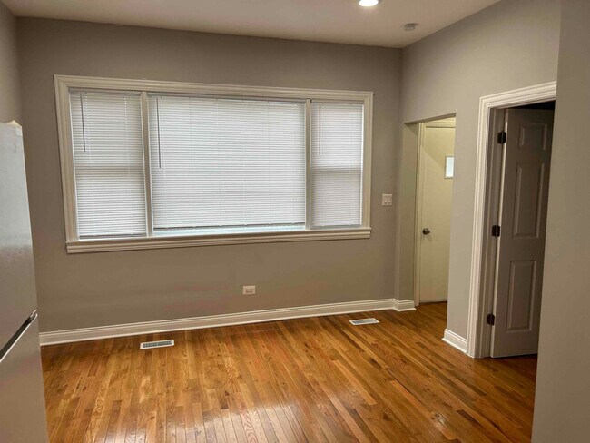 Foto del edificio - 4517 S Marshfield Ave
