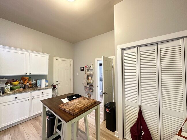 Foto del edificio - 1622 N Campbell Ave