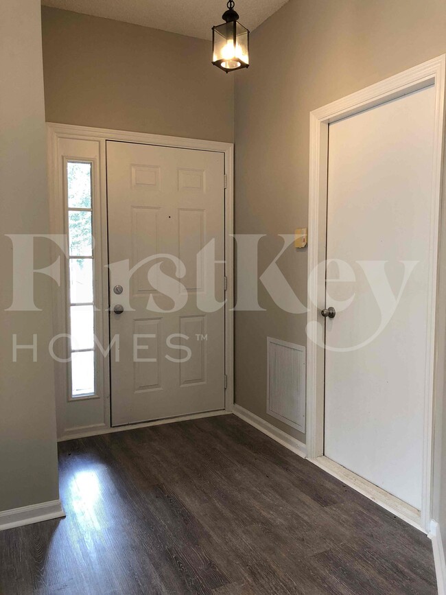 Foto del edificio - 2137 Featherwood Dr W