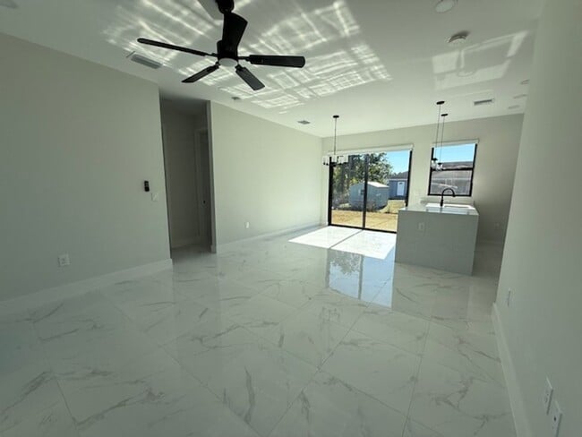 Foto del edificio - Brand-New 3-Bedroom Home for Rent in Lehigh Acres – Modern Design + Special Offer!