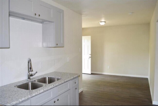 Foto del edificio - 7913 Woodlyn Rd