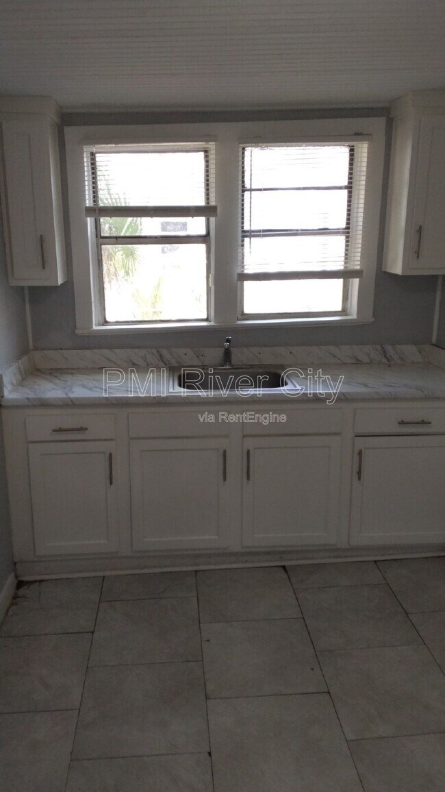 Foto del edificio - 1331 W 25th St