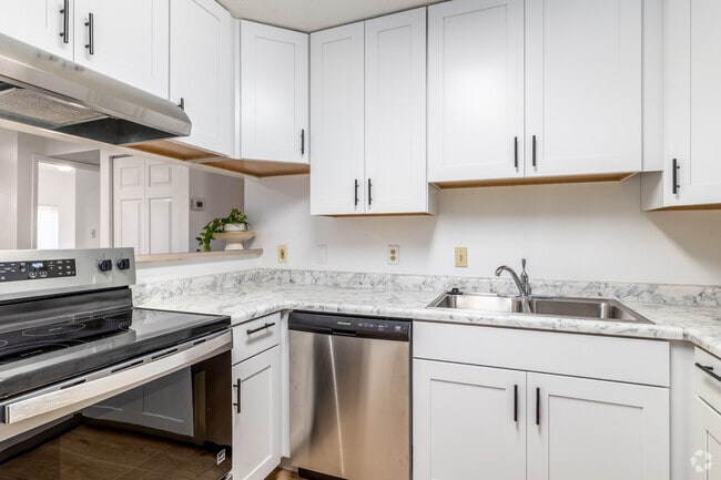 4BR, 2BA - 1,000SF - Kitchen - Campus Oaks