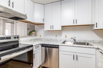 4BR, 2BA - 1,000SF - Kitchen - Campus Oaks