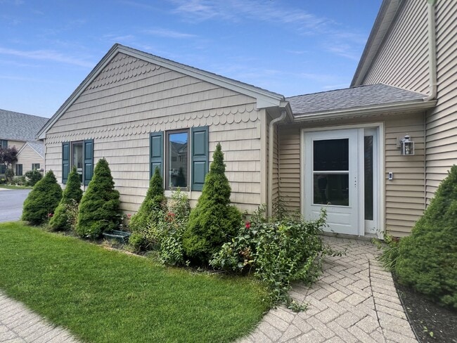 Building Photo - Gorgeous and newly renovated townhouse-sty...