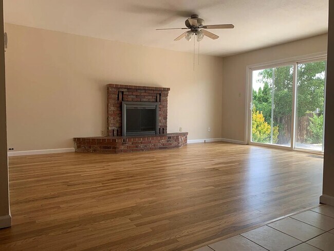 Foto del edificio - 3290 Downey Ave