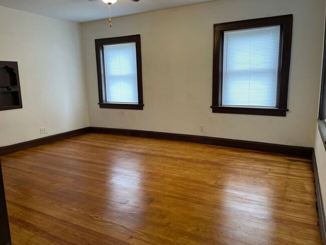 Building Photo - 701 W Maple Ave