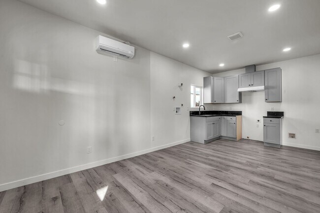 Foto del edificio - 5842-5840 Denver Ave