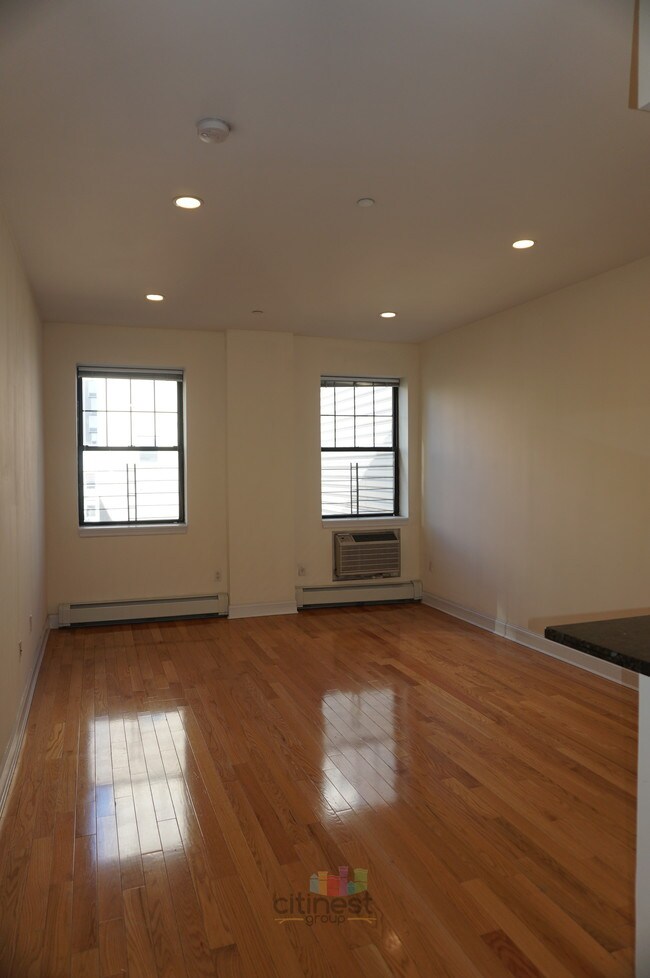 Building Photo - 112 Clinton St