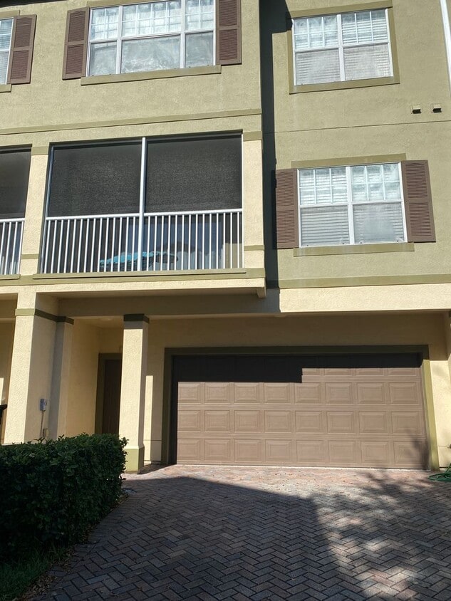 Foto principal - Beautiful 2 bedroom, 2.5 bath Condo in the...