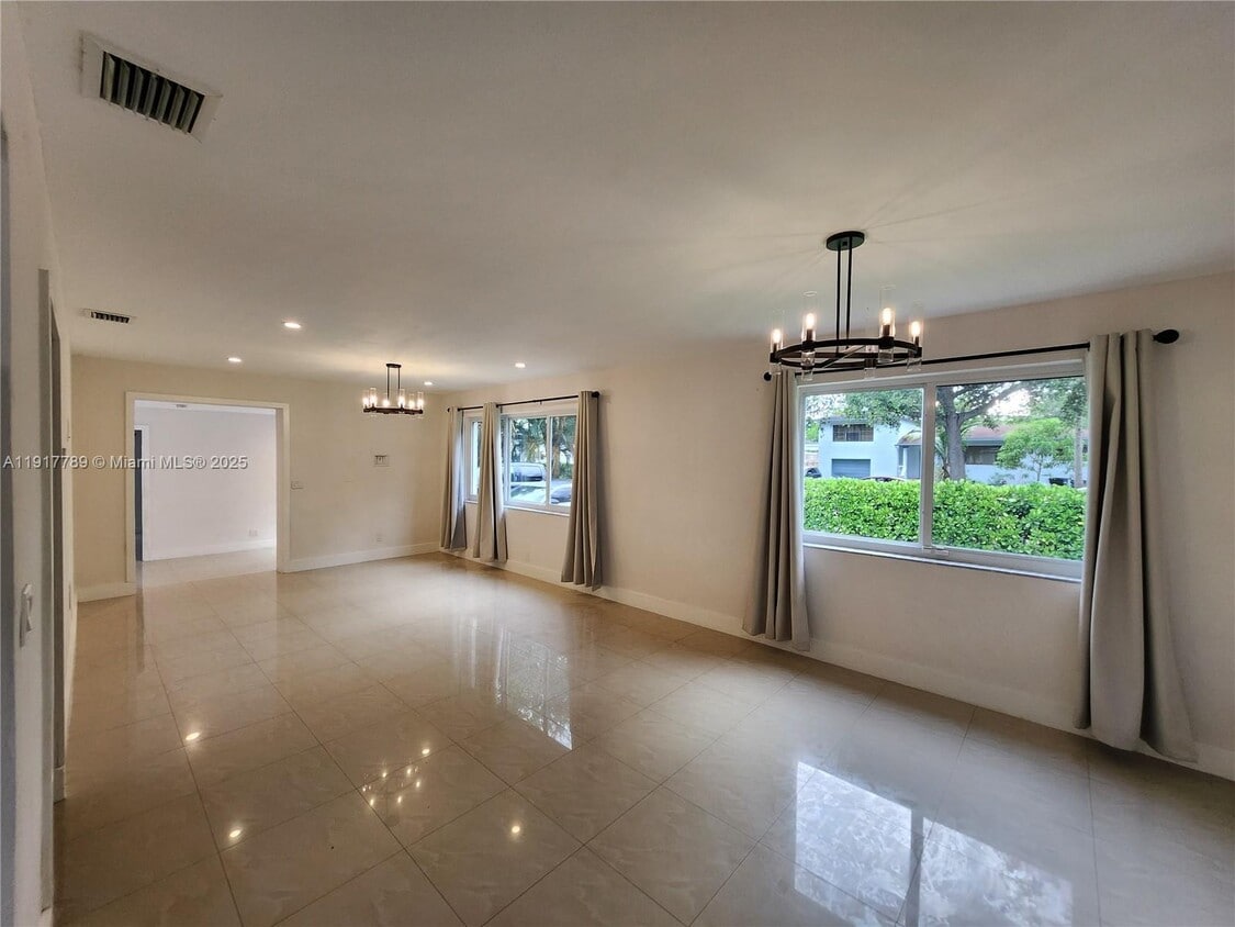 Foto principal - 12535 NE Miami Pl