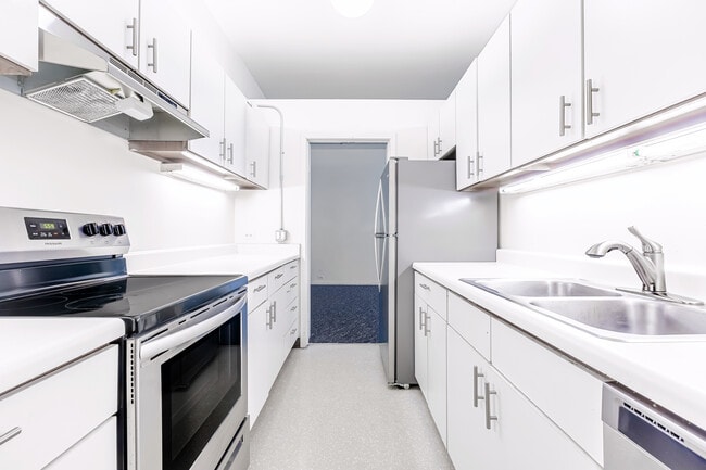 Building Photo - 731 Plymouth by 3L Living