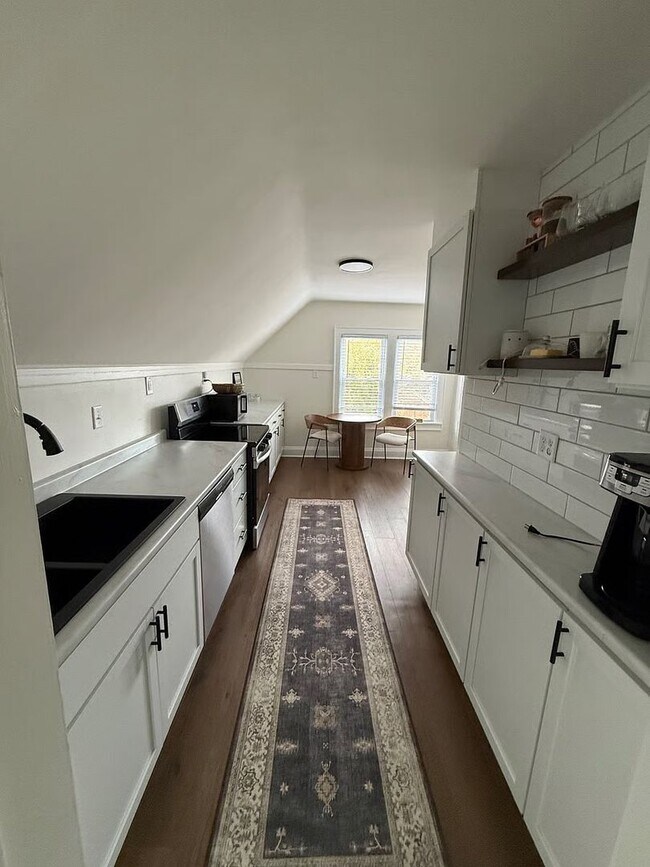 Foto del edificio - Fully Furnished 1BR + Office | Travel Nurse Ready | 30+ Day Stays Near Milwaukee