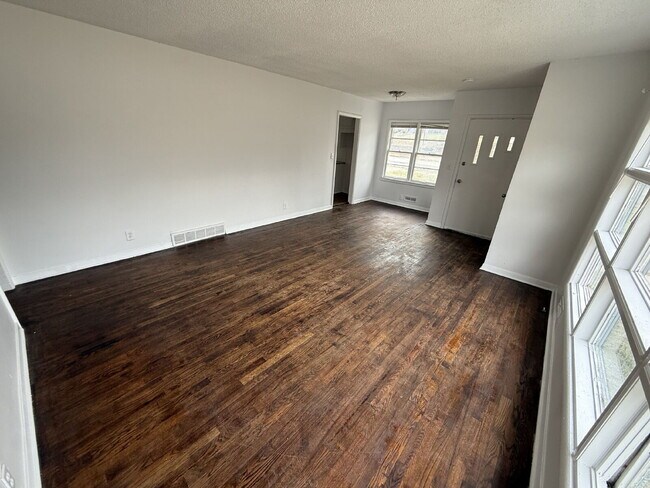 Building Photo - **READY NOW** 4 Bedroom/2 Bath Home In KCMO