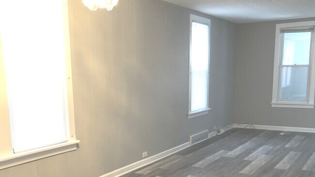 Building Photo - 647 Hammond Ave