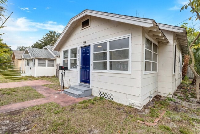 Building Photo - Cute 3bdrm/1bath House ** Section 8 OK ** $1995.00** Move in by December 31st and get 1 month Fre...