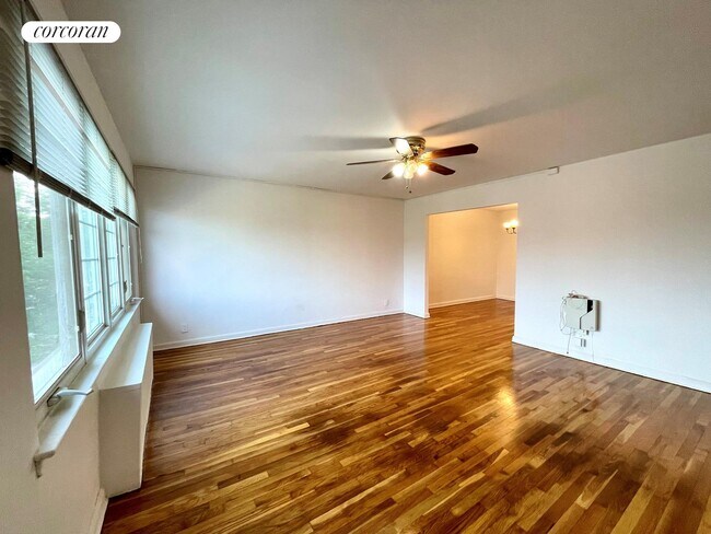Foto del edificio - 212-05 43rd Ave
