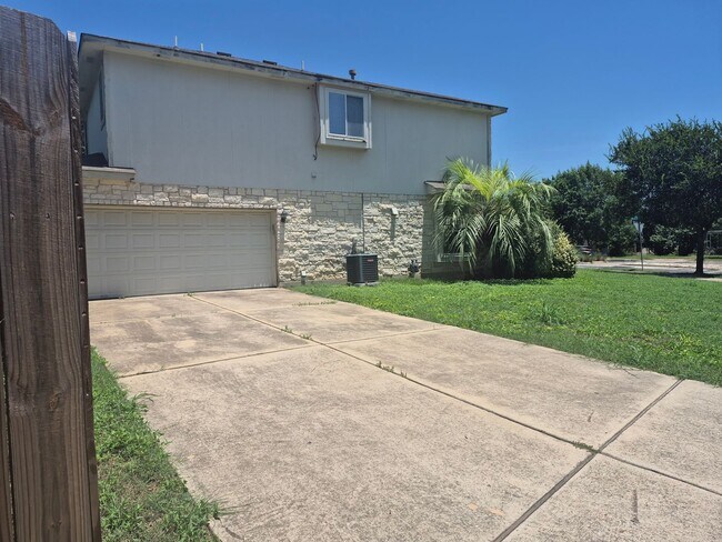 Building Photo - Spacious 3 bd home in a wonderful community.