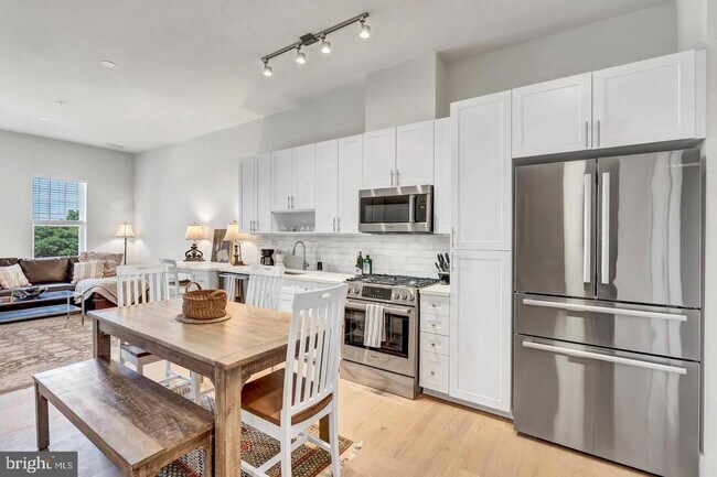 Foto del edificio - 6803 Cameron Dr NW