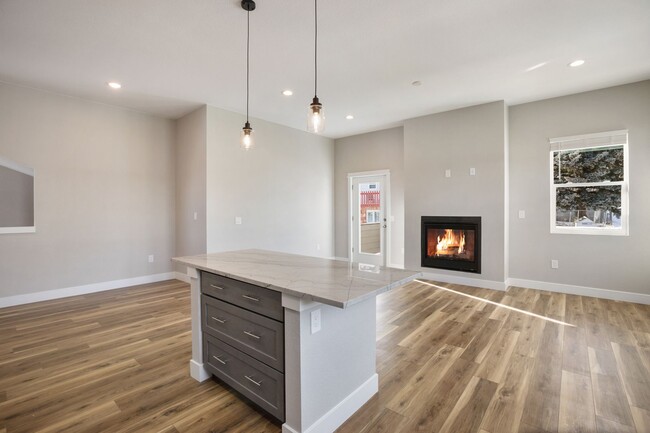 Foto del edificio - Brand New Woodland Park Townhome!