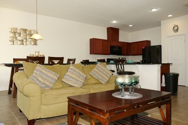 Foto del edificio - Beautiful Fully Furnished 4-Bedroom Home i...