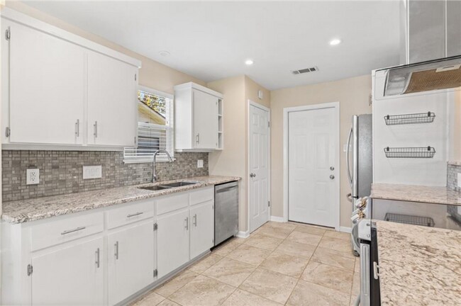 Foto del edificio - 3810 Hillside Dr