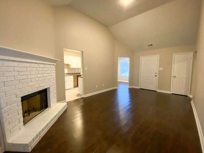 Building Photo - Recently renovated 3 bed and 2 bath home n...