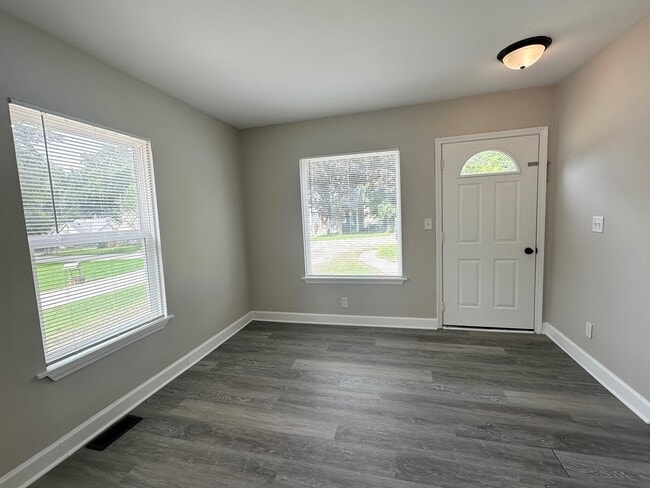 Foto del edificio - 7425 Cedar Dr